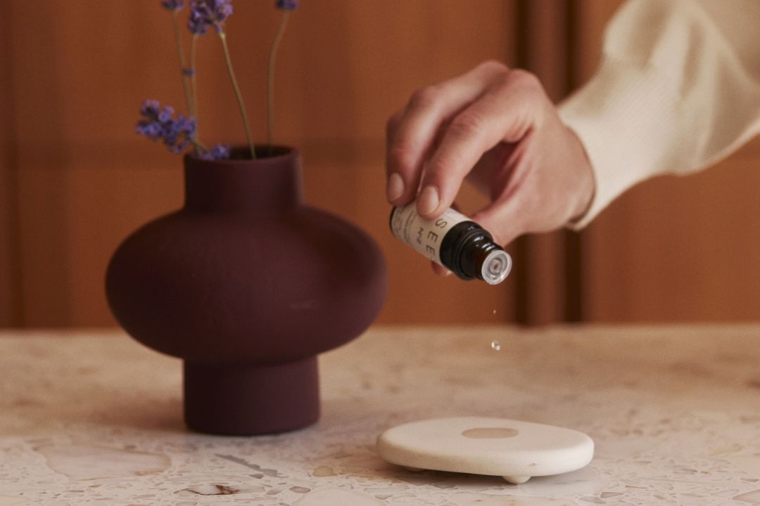 Eteeristä öljyä laitetaan diffuuserikivelle