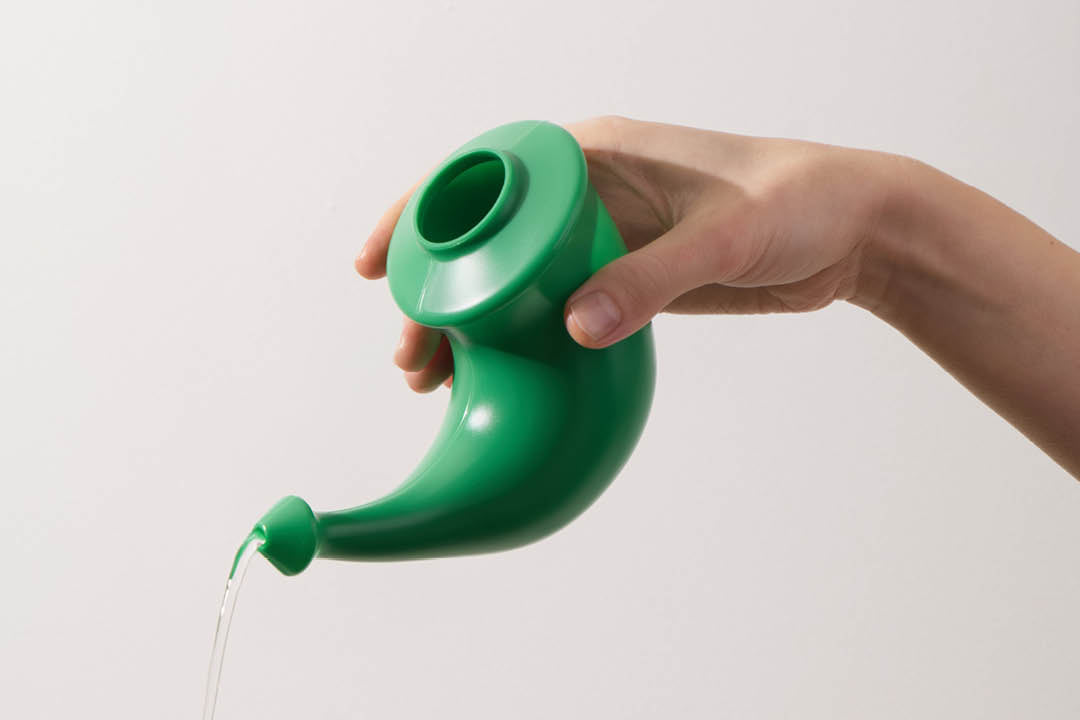 Nenäkannusta valutetaan vettä