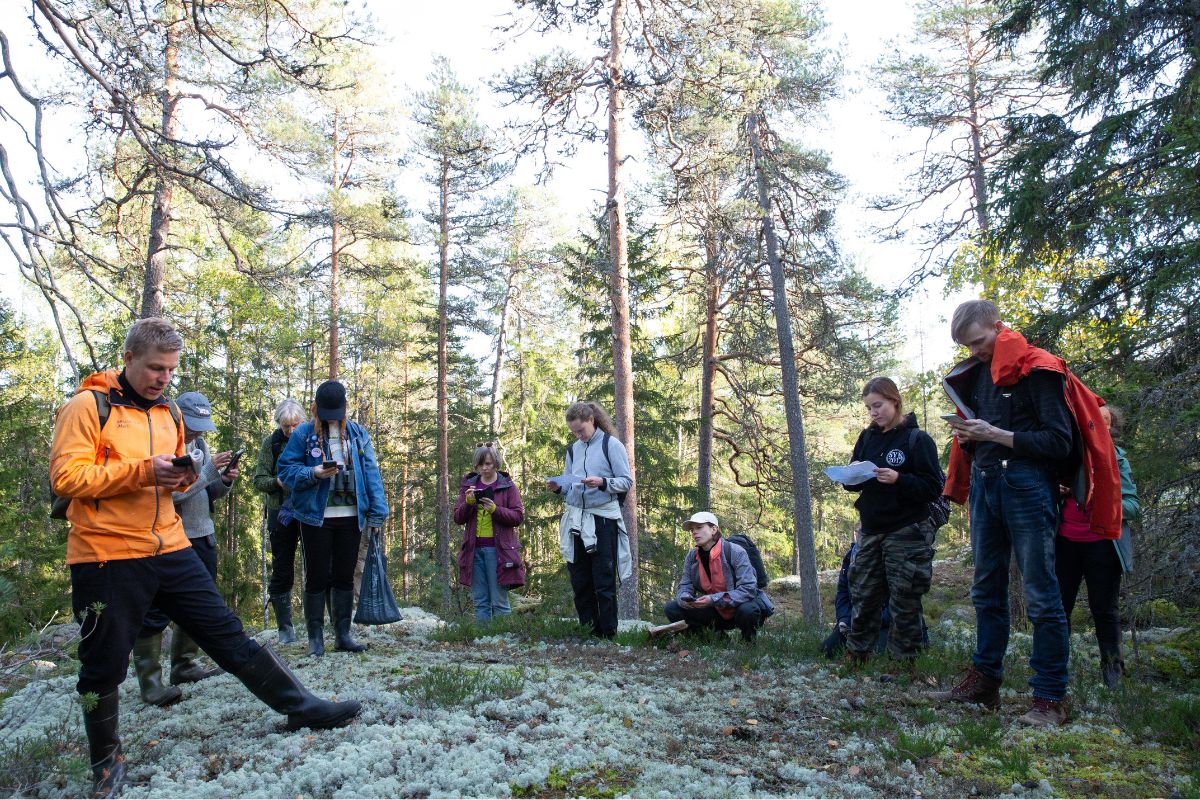 Ihmisiä metsässä