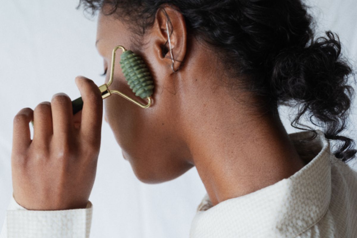 Naisen kasvot ja kasvorulla