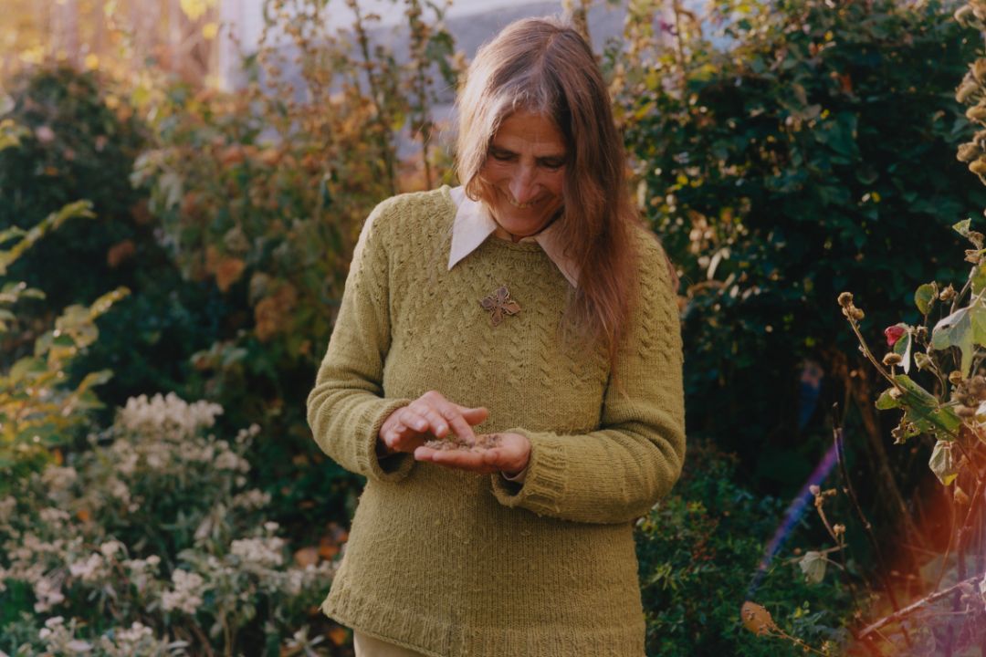 Frantsilan Virpi Raipala-Cornier kädessään puutarhan löytöjä