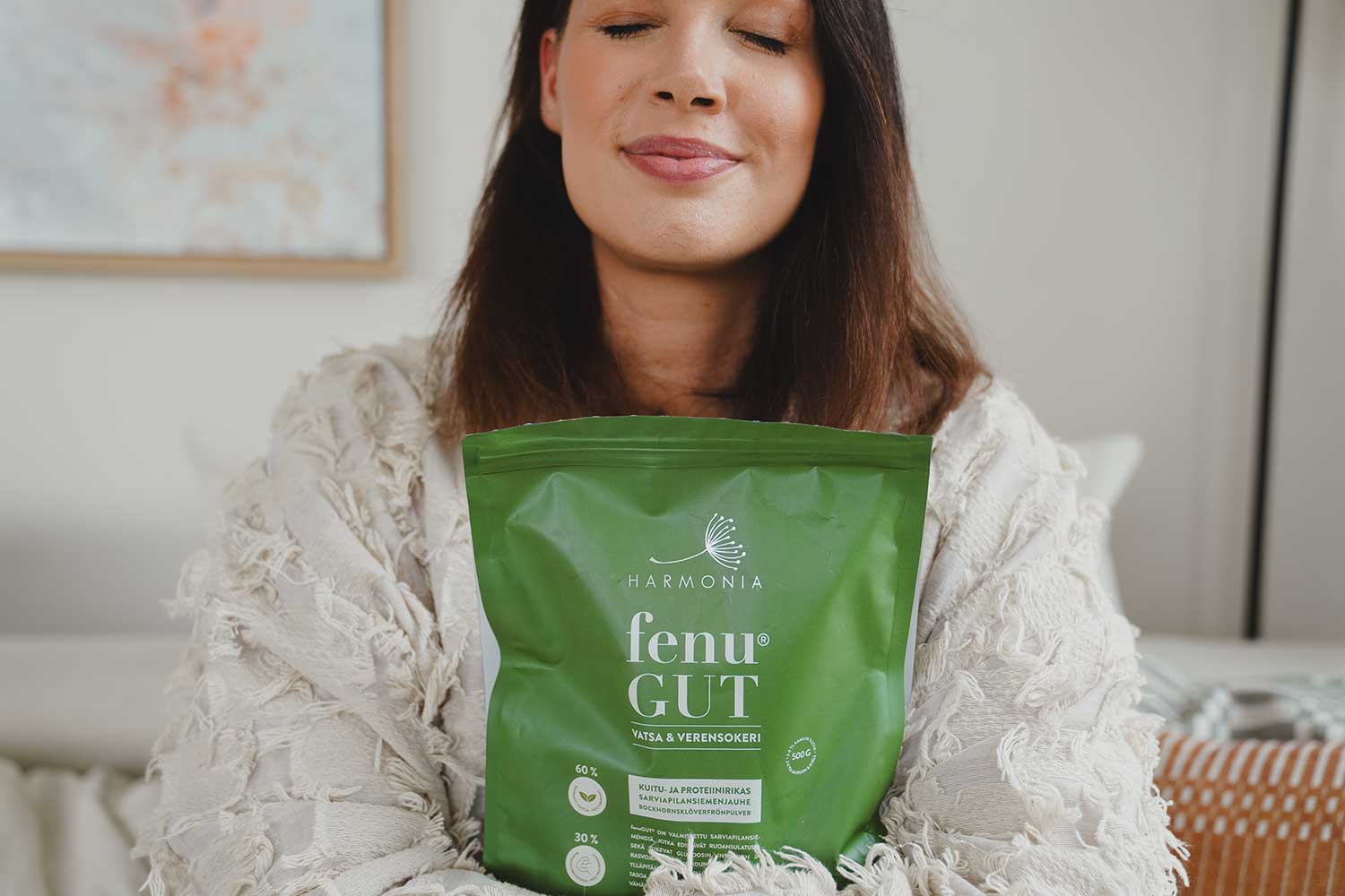 Nainen halaa fenuGUT pakettia