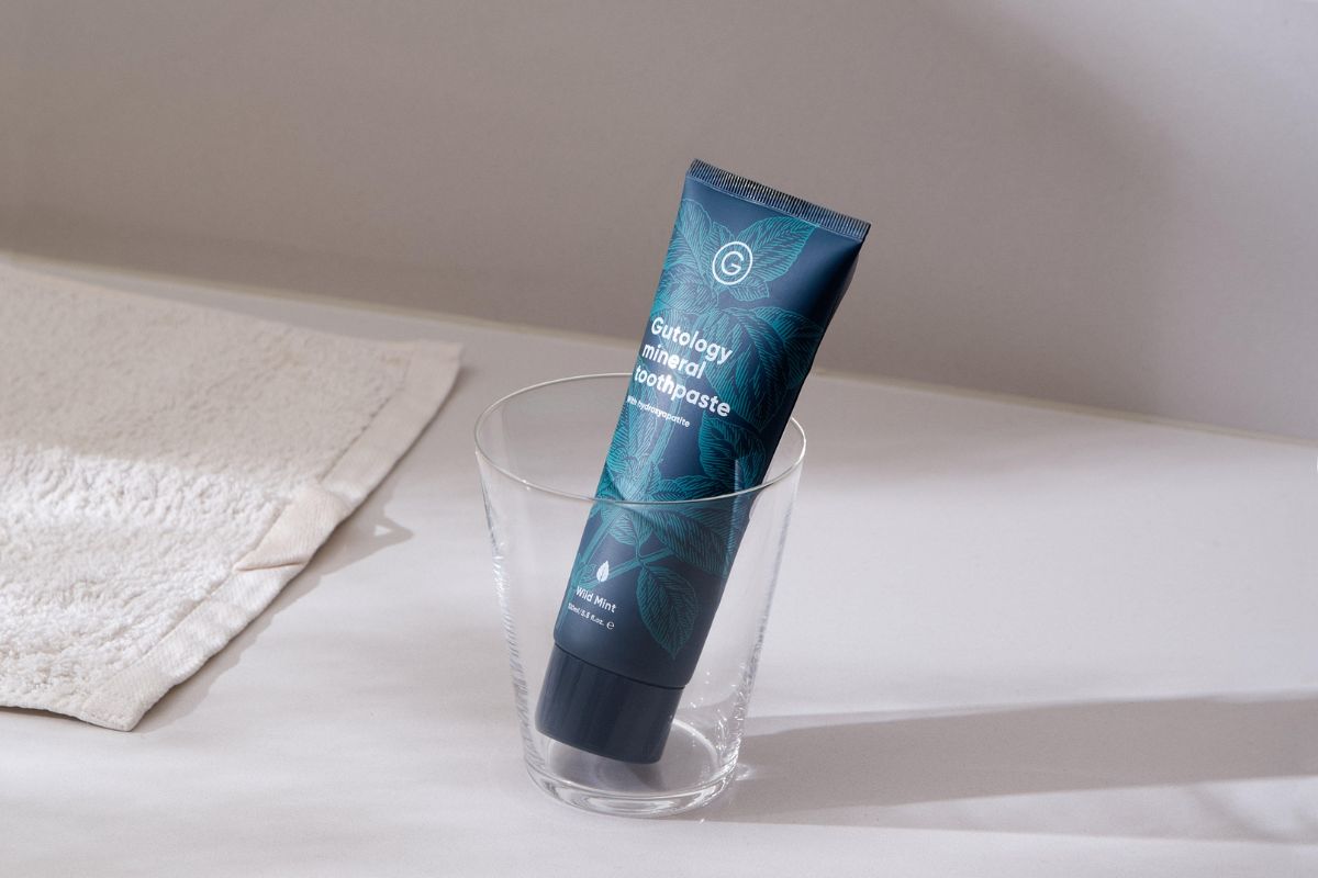 Fluoriton Gutology-mineraalihammastahna, joka hyödyntää hydroksiapatiittia hampaiden vihlonnan hoitoon ja kiilteen vahvistamiseen