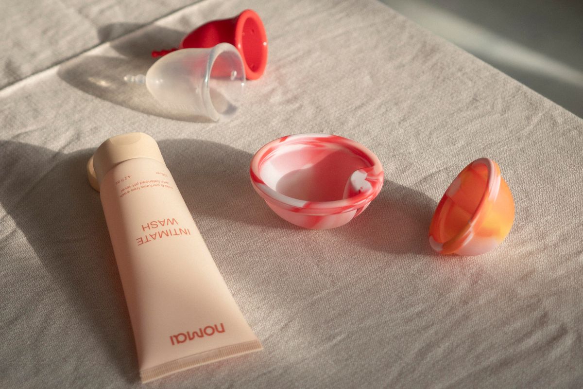 Kuukautislevy, kuukautiskuppi ja intiimipesuaine