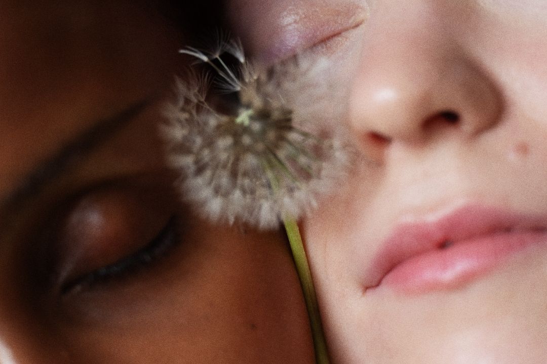 Kahdet kasvot läheltä