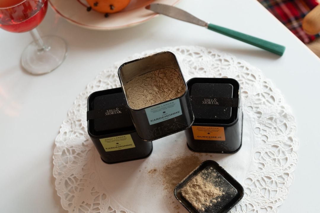 Maustepurkkeja pöydällä